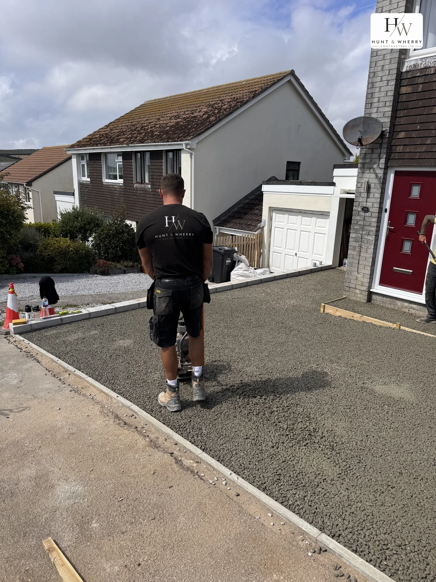 HW Contractors team member laying a resin bound driveway